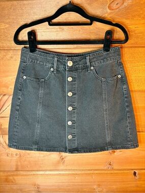 American Eagle Outfitters Black Button-Front Mini Jean Skirt Size 4 💕🖤